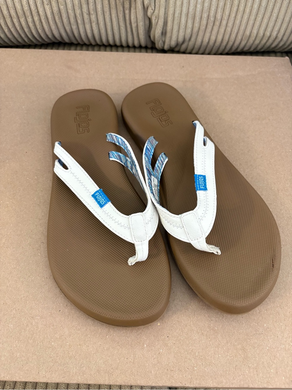 Flojos Size 9  White & Brown Women's Thong Sandals with Blue Accents NWOT